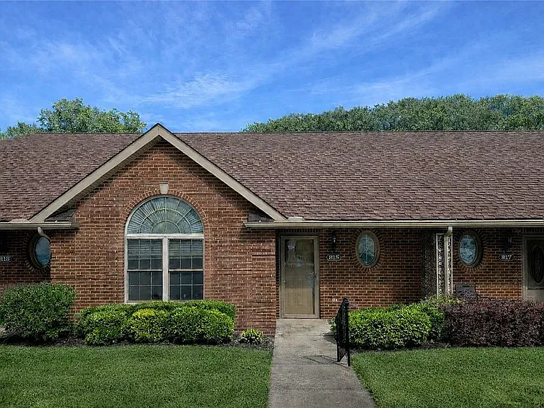 815 Village Dr — Photo 1