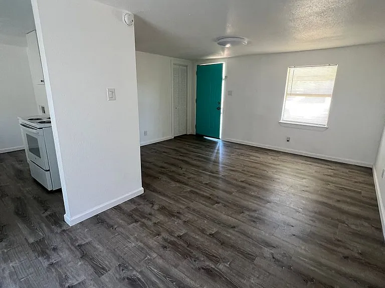 405 Thornton — Photo 2