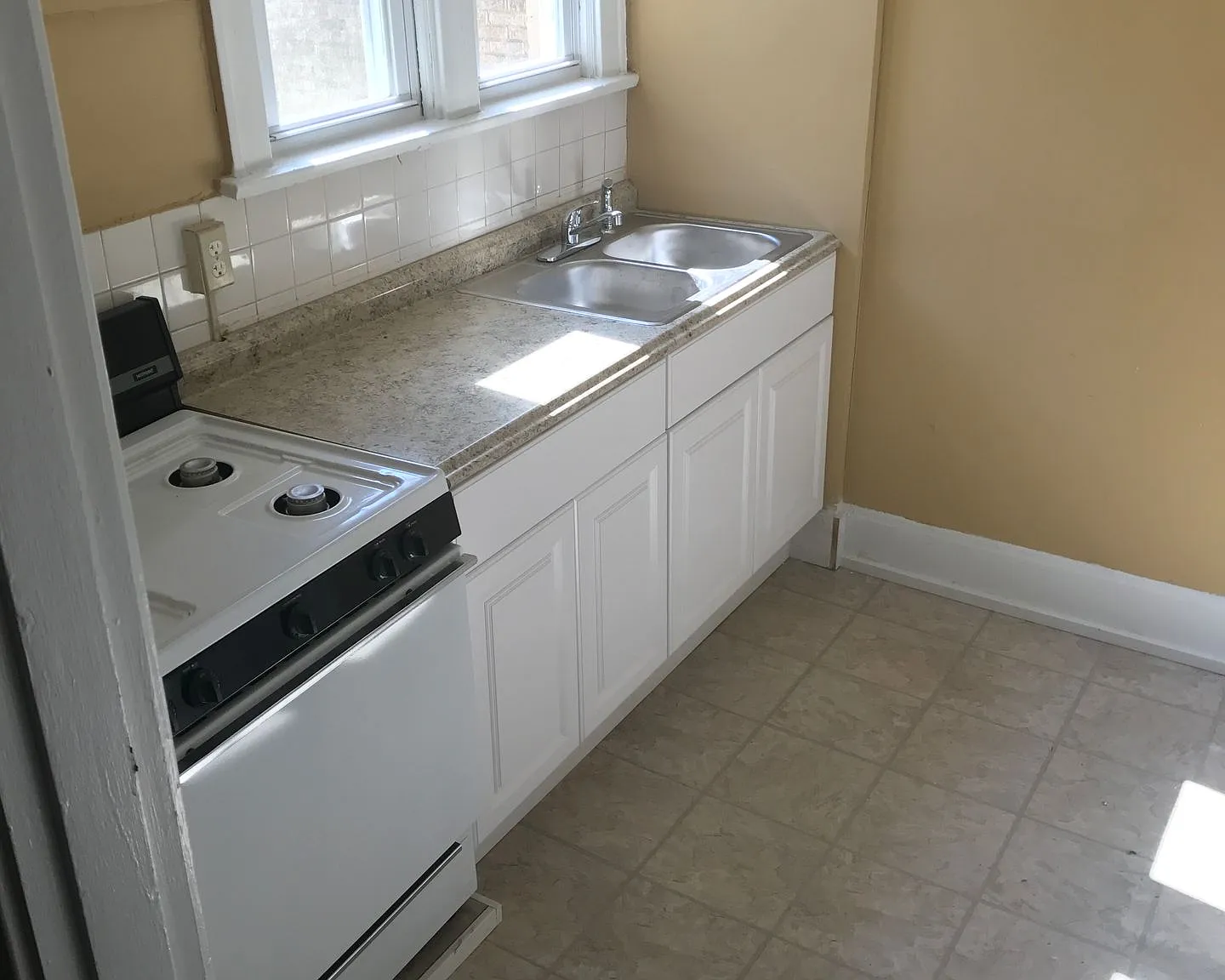 One-Bedroom Unit Available in Walnut Hills - Heat and Water Included — Photo 2