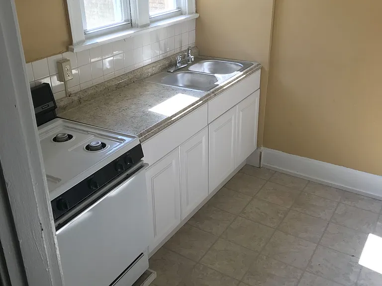 One-Bedroom Unit Available in Walnut Hills - Heat and Water Included — Photo 2