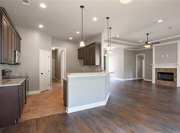 4th image of 131 Somerset Dr