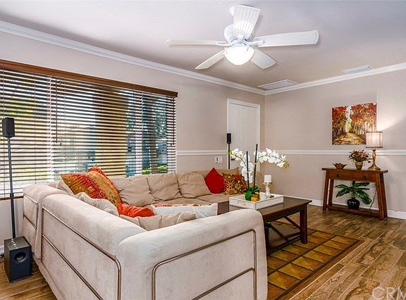 BEAUTIFUL LIVING ROOM.