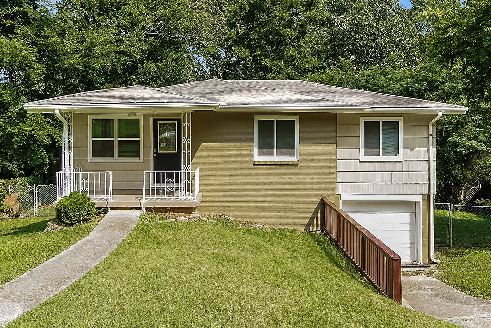 3 bed, 1.5 bath, 892 sqft, $1,325 — Photo 1