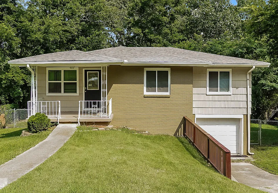 748 Barclay Ln