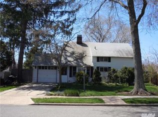 6 Port Ln, Westbury, NY 11590