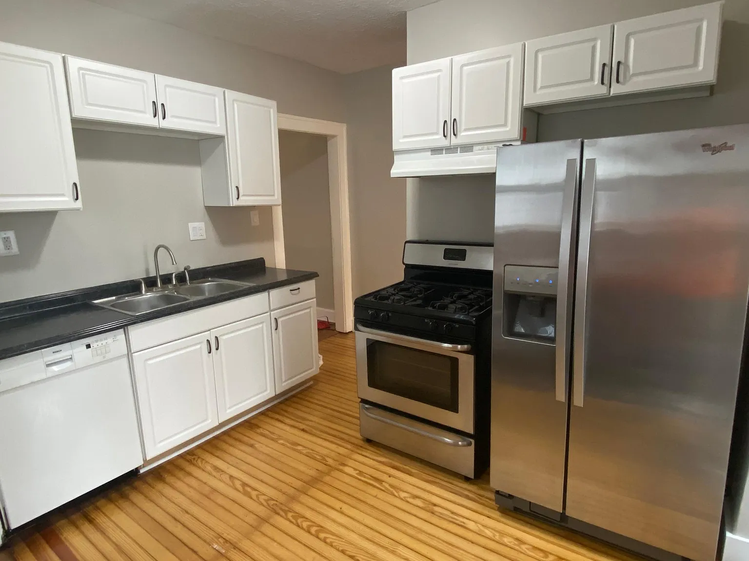 3 bed, 1.5 bath, 1200 sqft, $1,600 — Photo 3