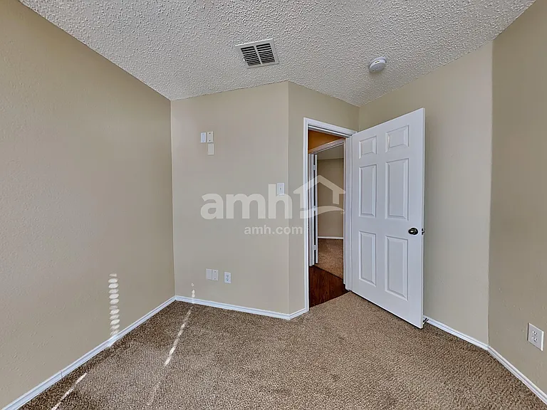 1024 Halifax Ln — Photo 12