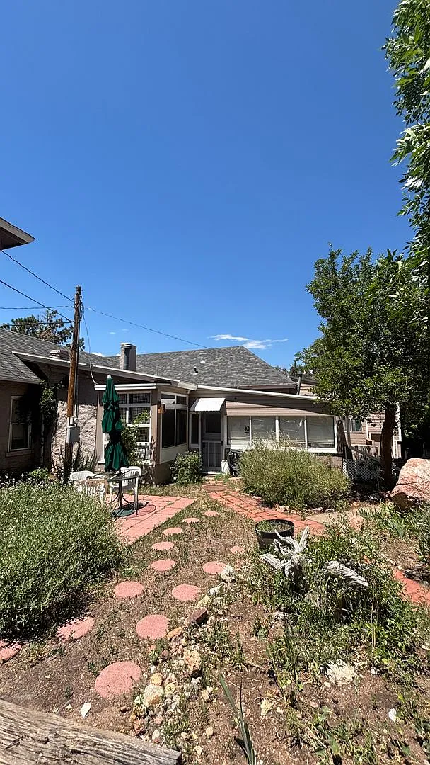 Charming 2-bedroom, 1-bath unit located in desirable Manitou Springs — Photo 2