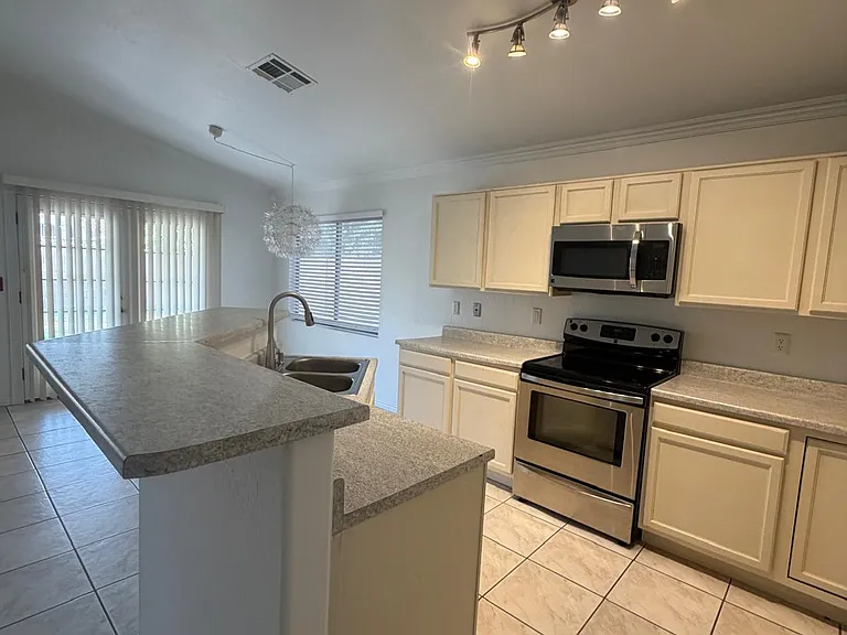 542 W Princeton Ave — Photo 3