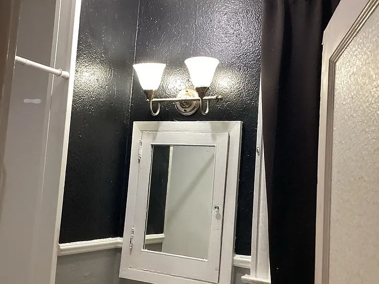 24 N Diamond St — Photo 3
