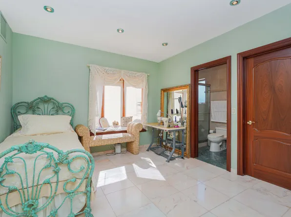 2233 East 72nd Street image 16 of 38