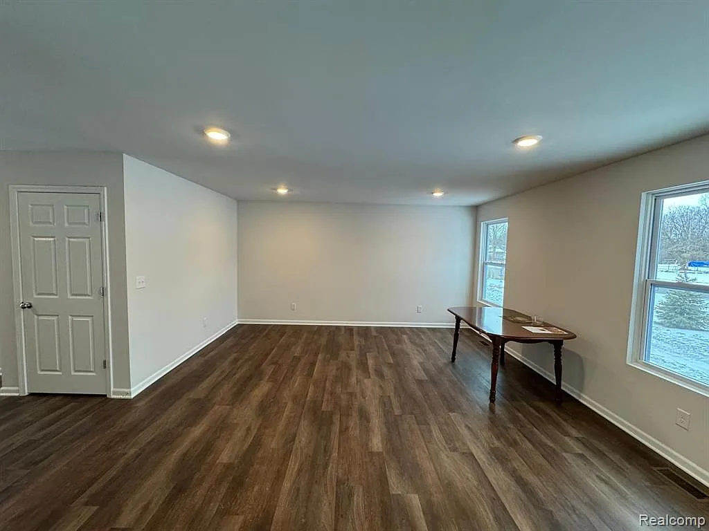 3 bed, 1.5 bath, 1927 sqft, $2,400 — Photo 3