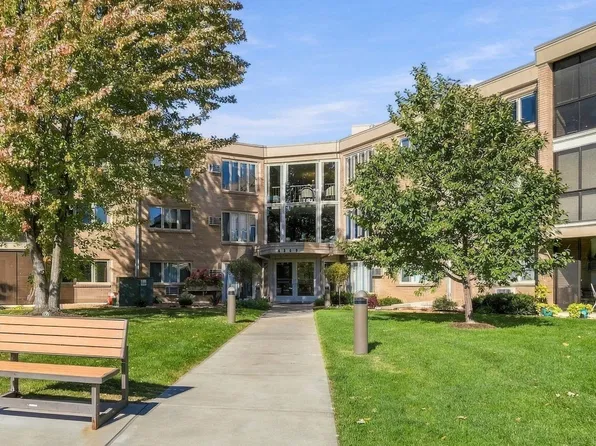 4360 Brookside Ct APT 211, Edina, MN 55436