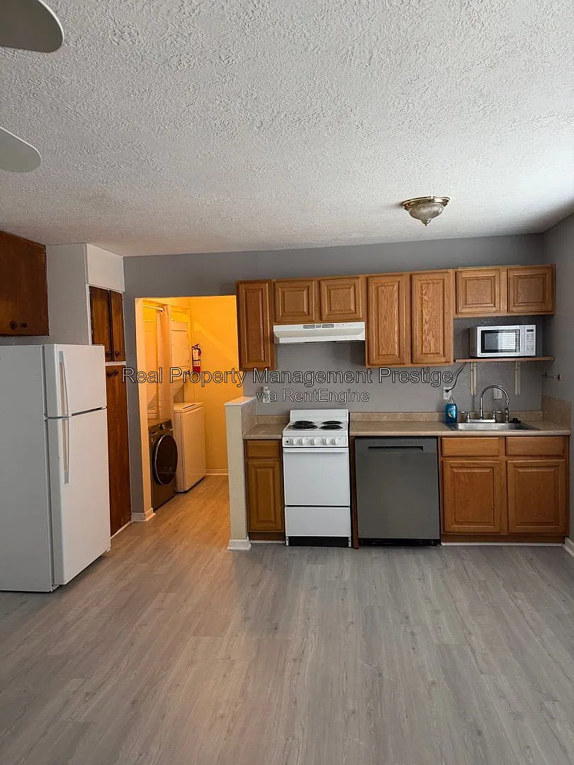 Studio, 1.0 bath, $825 — Photo 2