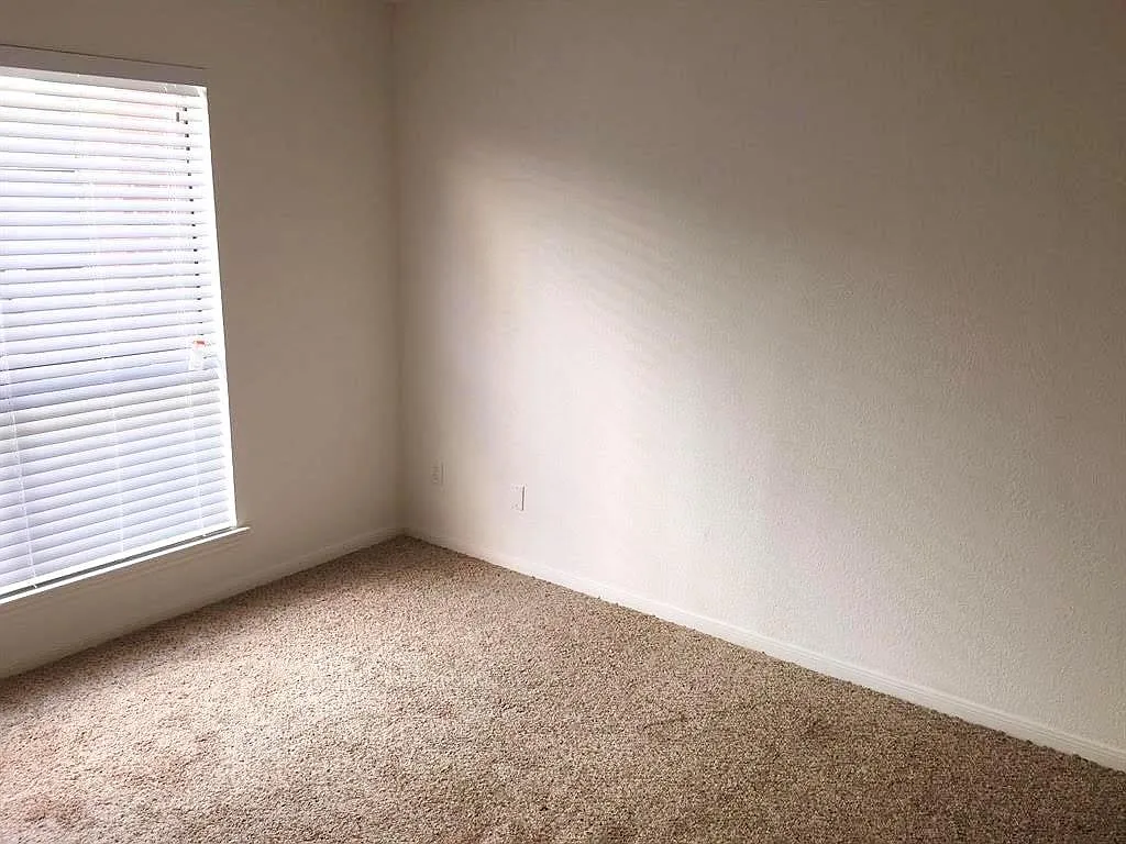 2 bed, 1.0 bath, 855 sqft, $1,200 — Photo 3