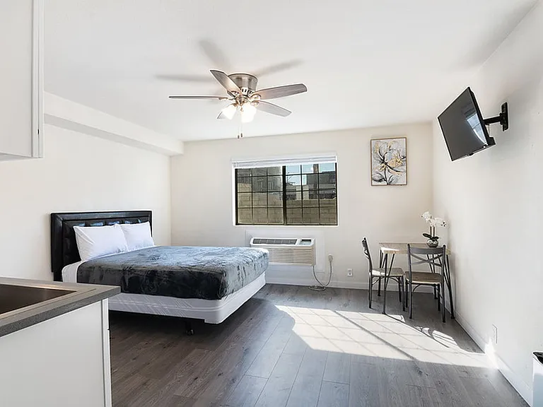Royal Viking Apartments — Photo 9