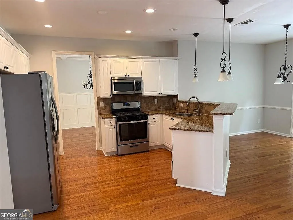 4 bed, 2.5 bath, 2677 sqft, $3,200 — Photo 4