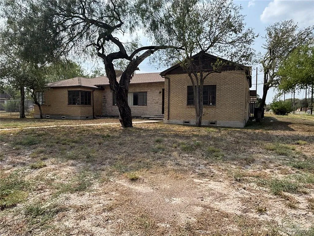 3 bed, 2.0 bath, 2629 sqft, $2,000 — Photo 2