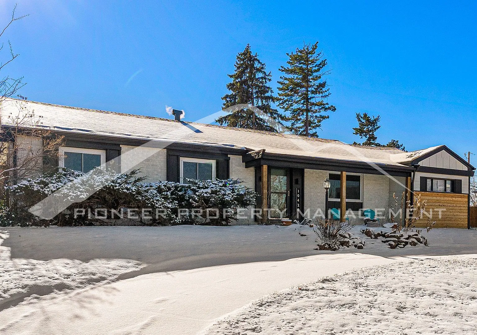 Beautiful Home with Fenced Back Yard! — Photo 2