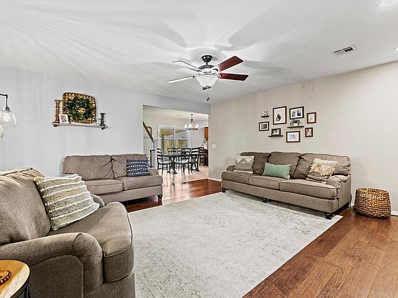 5th image of 601 N Pecan St
