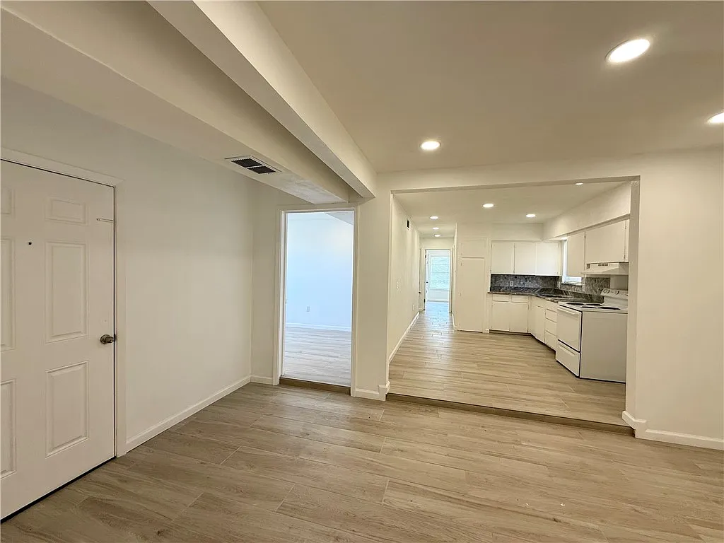 6 bed, 2.0 bath, 1850 sqft, $2,500 — Photo 4
