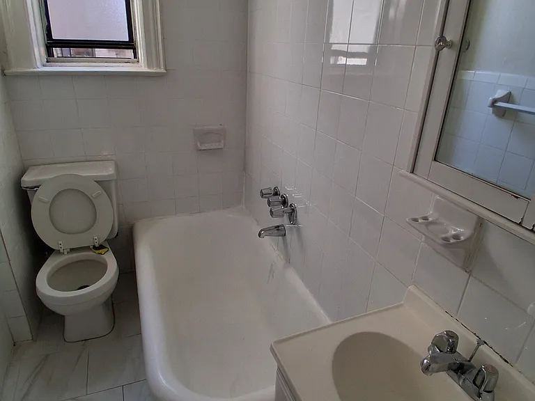 438 52nd St #B10 — Photo 5