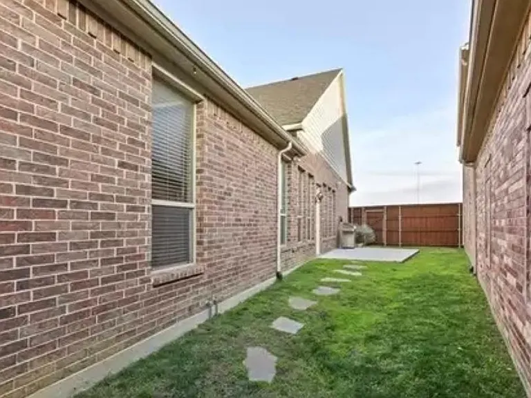 201 Carrington Ln — Photo 2