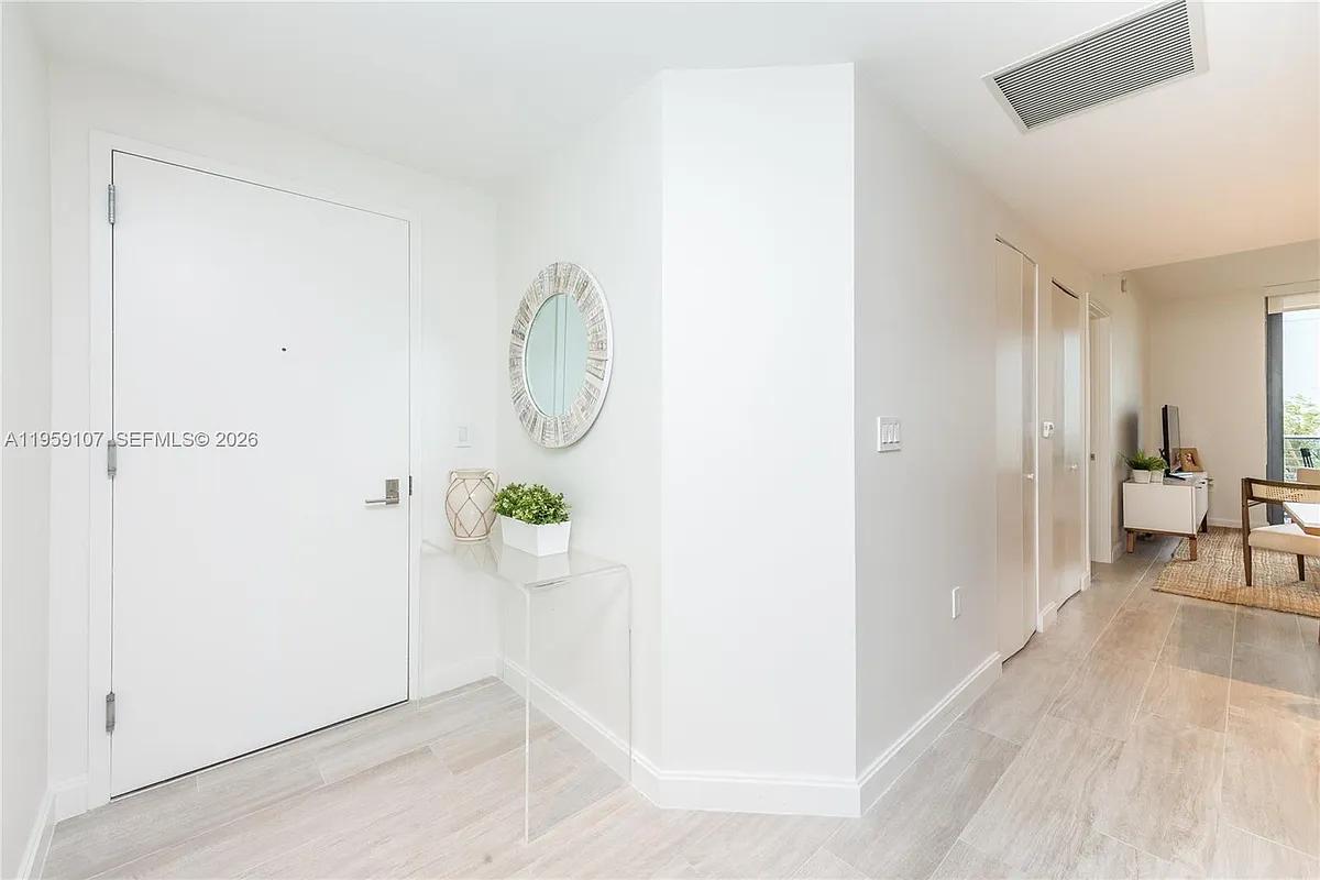Building Photo - 55 SW 9th St #1010