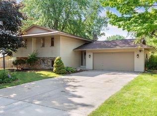 503 Highland Dr, Chanhassen, MN 55317