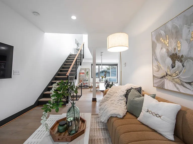 558 Highland Dr — Photo 3