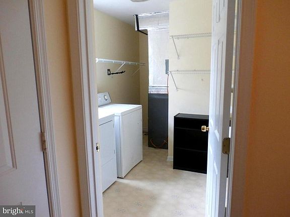 3rd image of 77 Gainsborough Dr