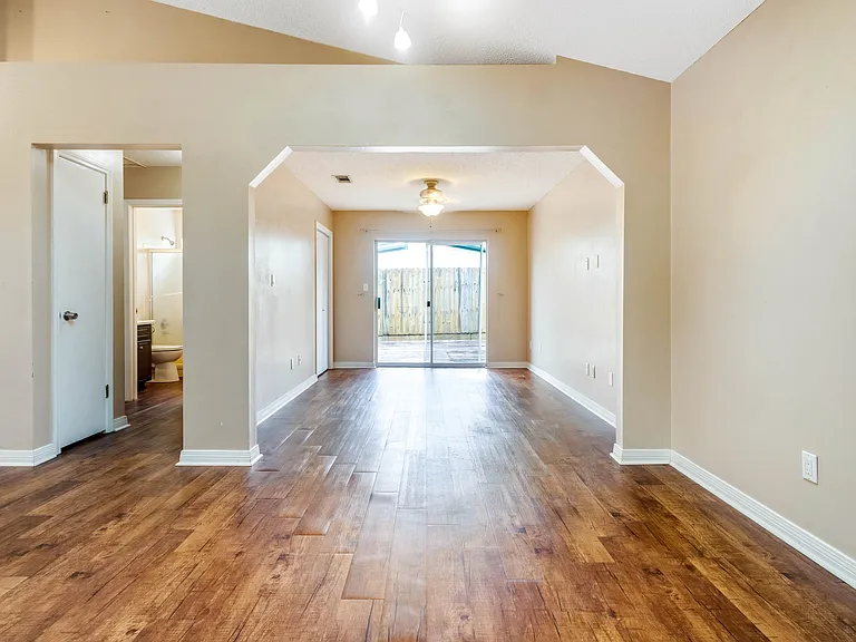 2060 Cambridge Cir — Photo 8