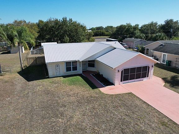 4th image of 9745 Honeysuckle Dr