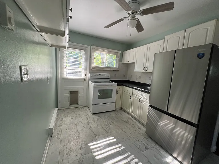 1405 Larson St — Photo 24