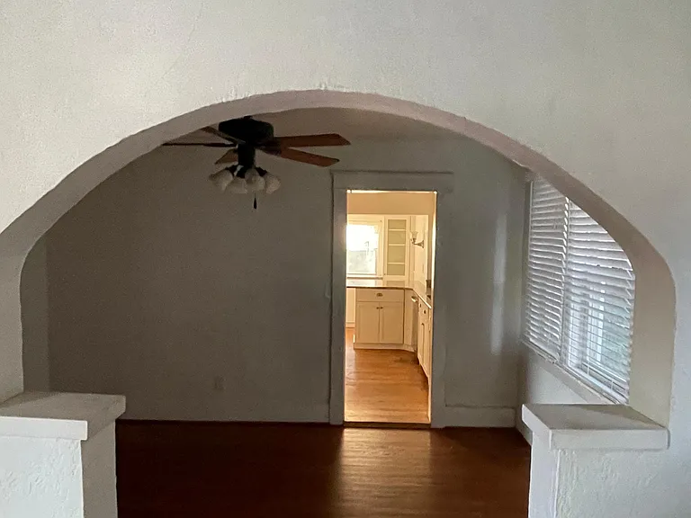 1004 Gillock St — Photo 3
