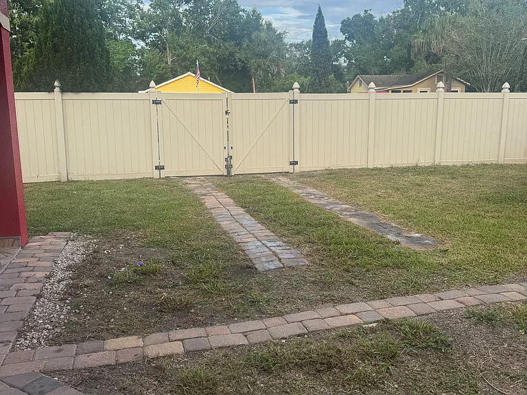 CARPORT W FENCE