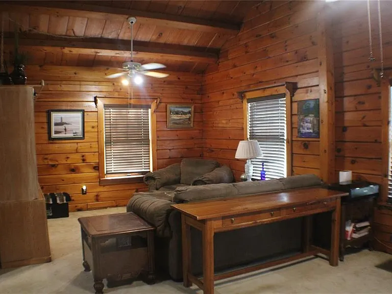 3045 Yorkshire Dr — Photo 2