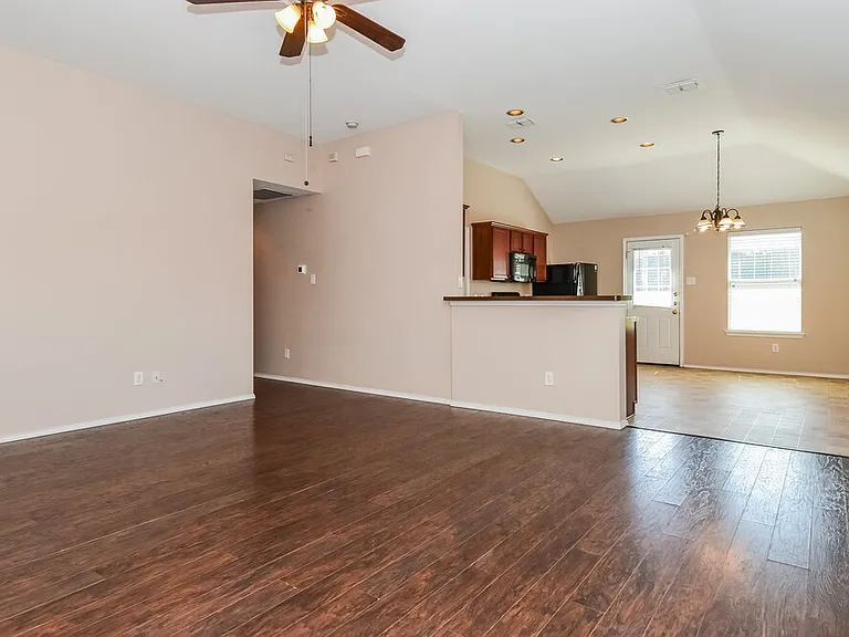906 Oak Hollow Ln — Photo 5