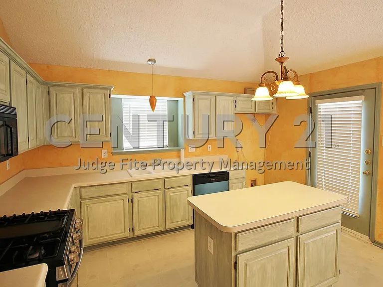 2305 Valley Creek Dr — Photo 4