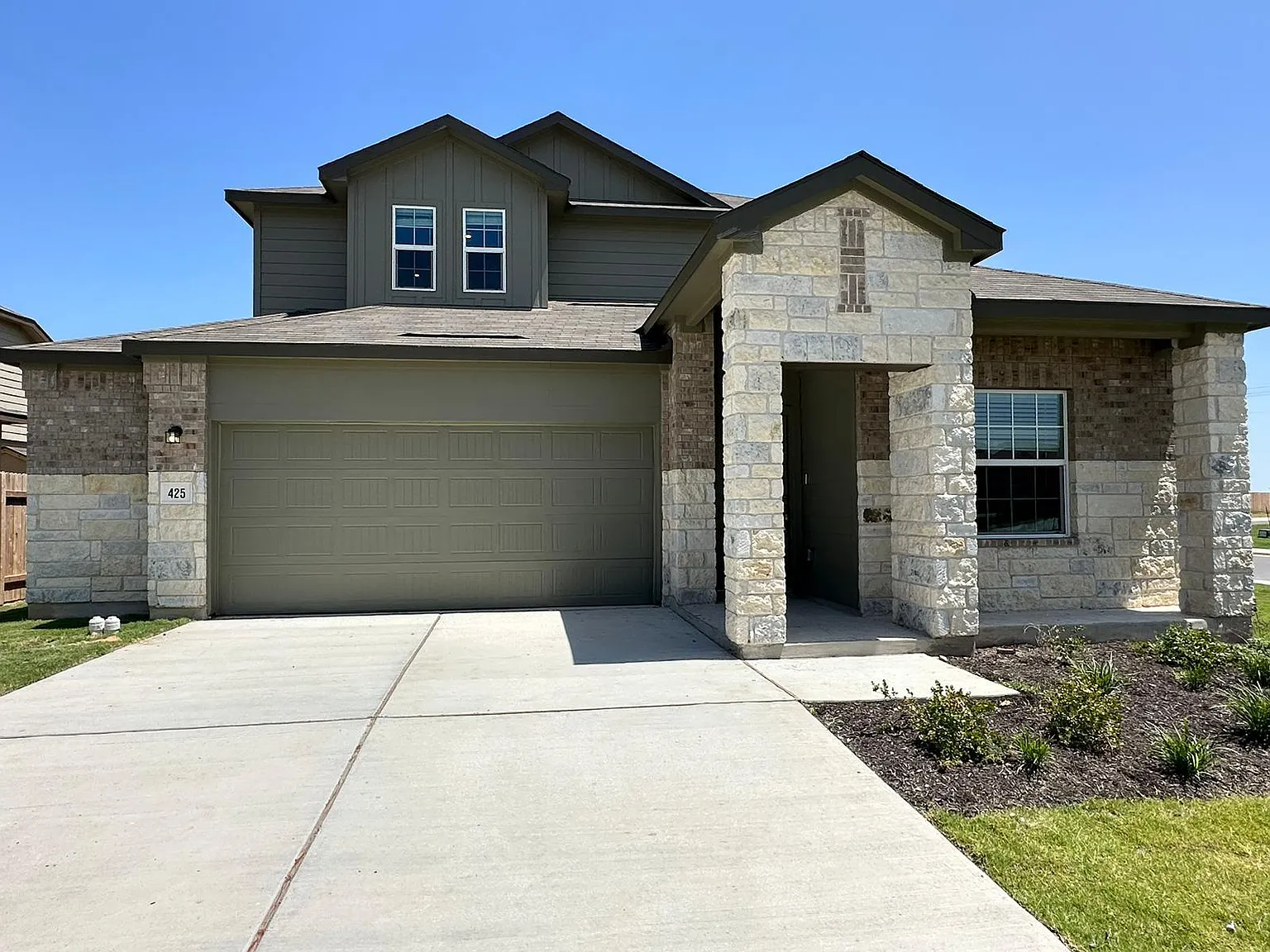4 bed, 2.5 bath, 2499 sqft, $2,499 — Photo 1