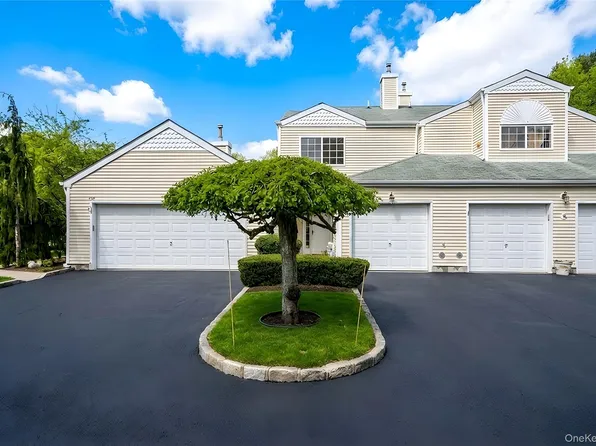 359 Colonial Circle #359, Manorville, NY 11949