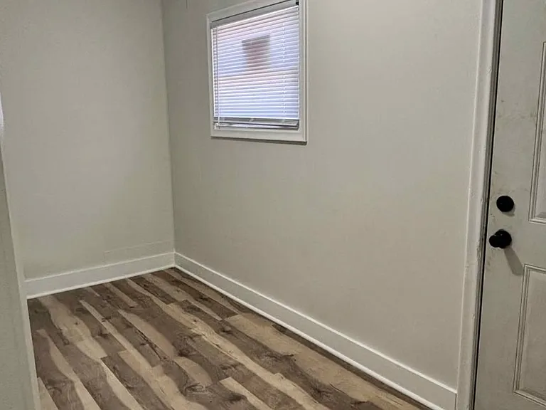 422 N Nye Ave — Photo 8