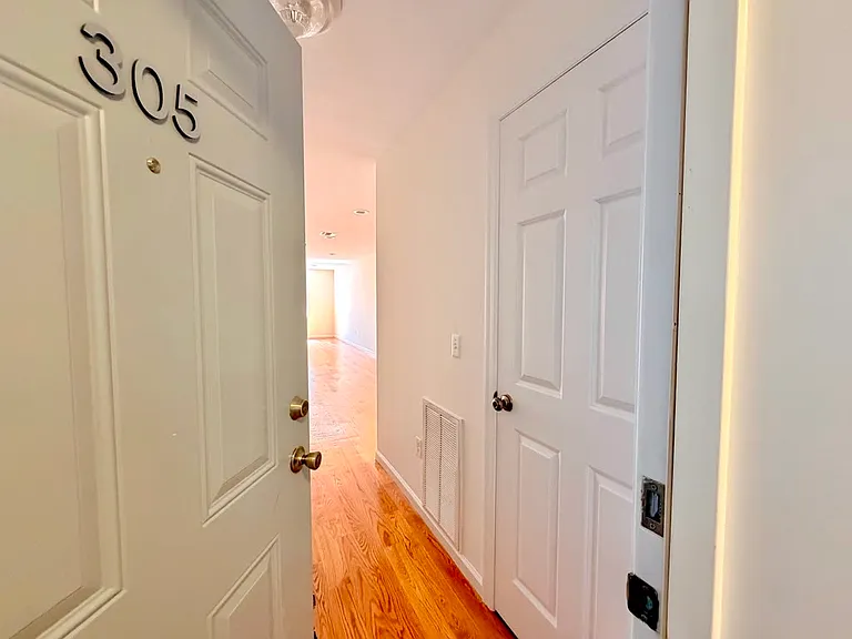 135 38th St #701 — Photo 3