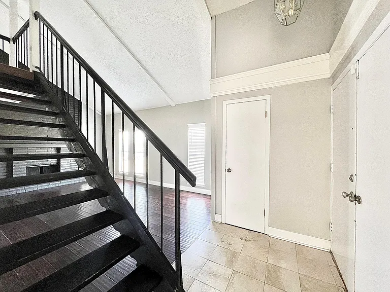 1301 Grant Dr — Photo 4