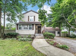 569 Walnut St, Lindenhurst, NY 11757