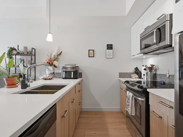 2214 Kelly Ave #304, Pt Coquitlam, BC V3C 0E5