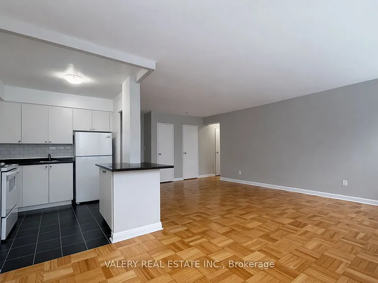 42 Thorncliffe Park Dr #506 — Photo 3