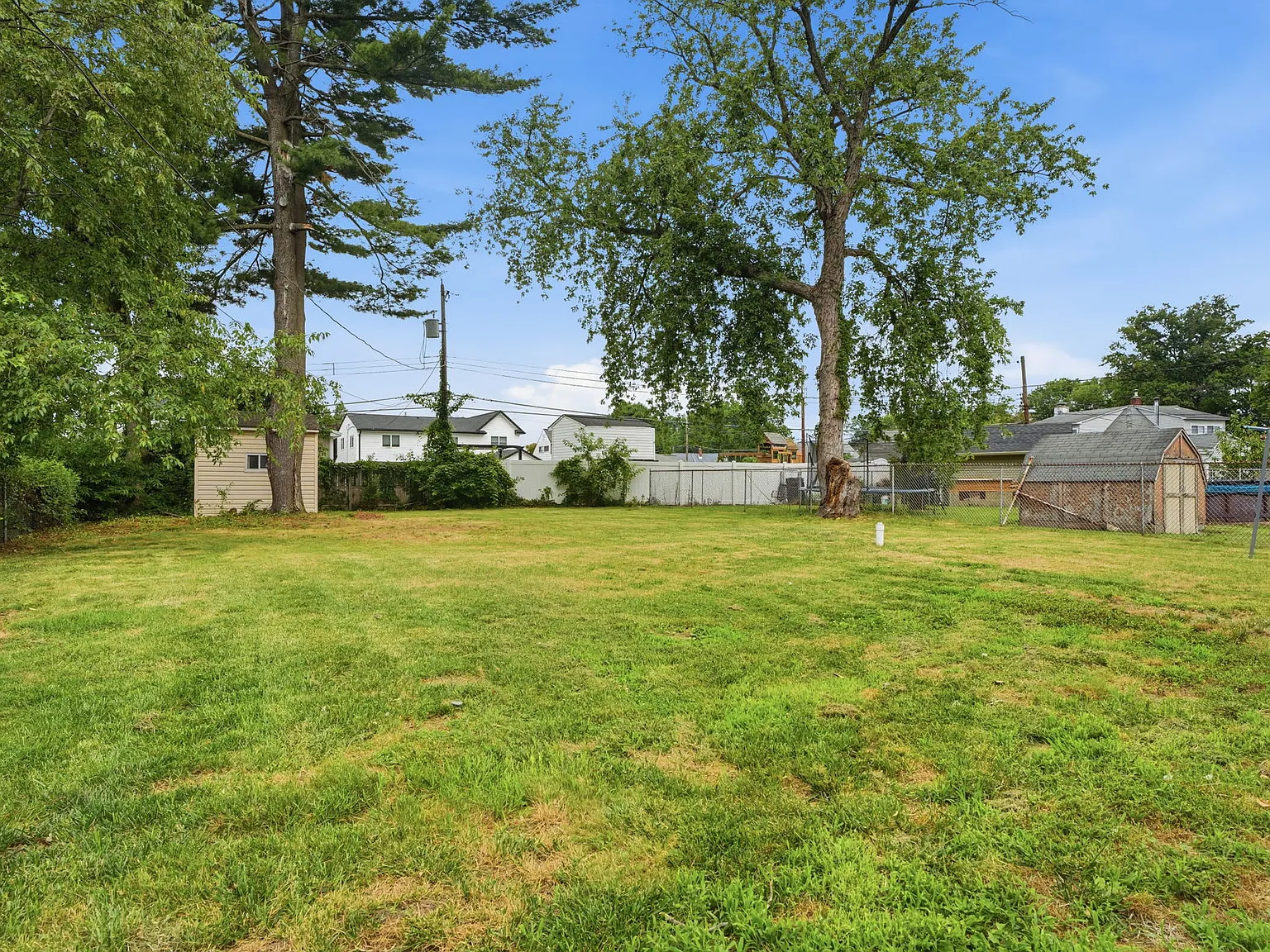 N Court Ln, Levittown — Photo 4