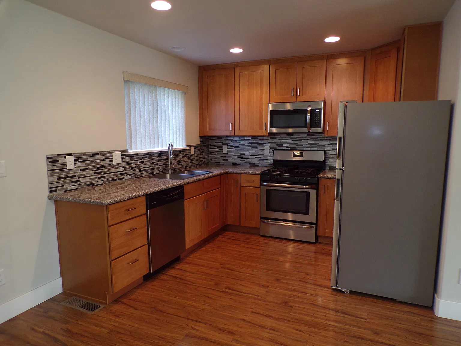 3 bed, 1215 sqft, $2,400 — Photo 3