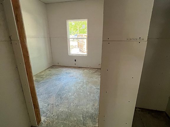 5th image of 400 E 2nd St